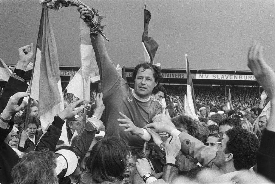 PEC Zwolle tegen FC Vlaardingen 3-1, Rinus Israel op de schouders 15 mei 1978 2